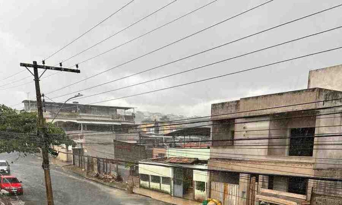 A rua ficou alagada após o temporal que atingiu a cidade  -  (crédito: CBMMG/Divulgação )