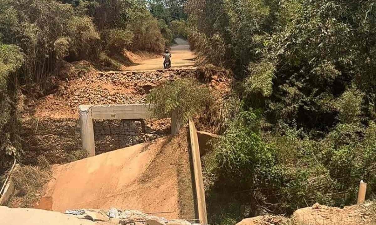 Ponte caída em Igaratinga na MG-430 é um dos pontos de bloqueio mapeados -  (crédito: Divulgação/DER-MG)