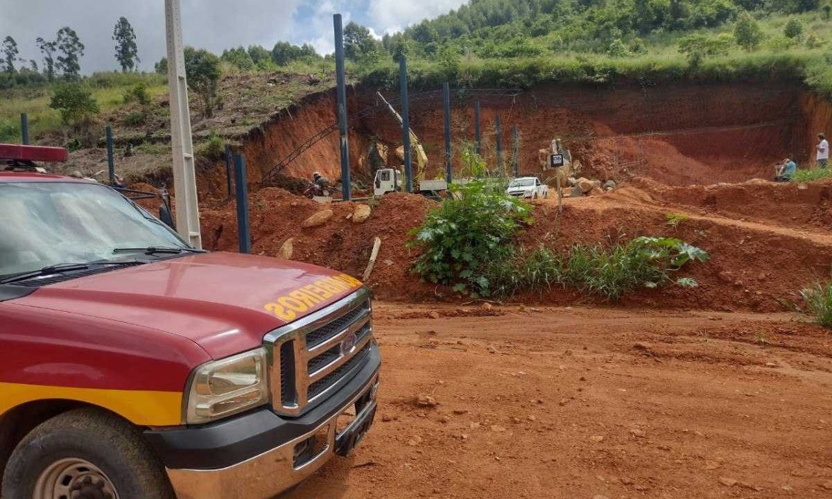 Corpo ficou soterrado após a queda do talude -  (crédito: Corpo de Bombeiros/Divulgação)