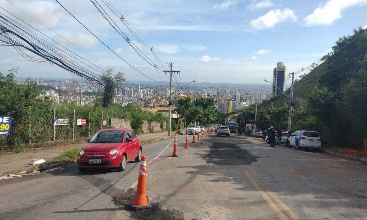 Trânsito na Avenida Presidente Eurico Dutra foi liberada na manhã desta terça-feira (2/4) -  (crédito: Edesio FerreiraEMD.A Press)