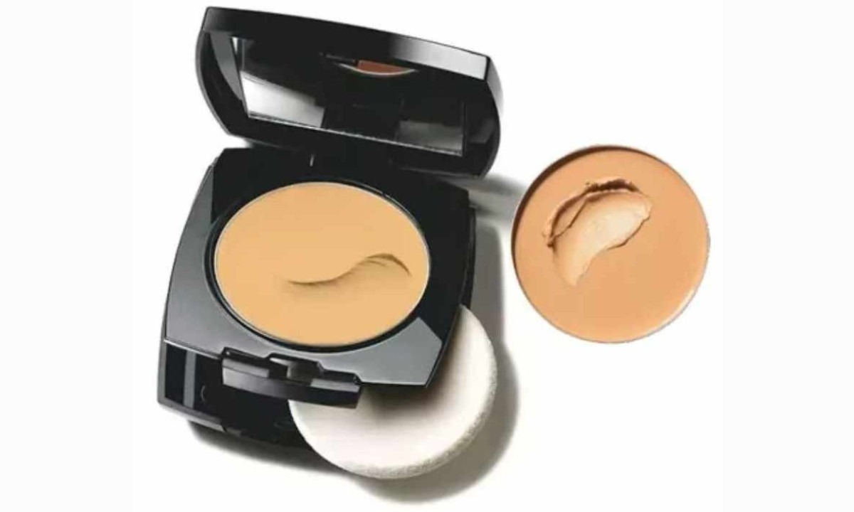 Base compacta Power Stay 3 em 1 da Avon custa mais que outras da mesma marca, mas garante durabilidade em condições extremas -  (crédito: Avon / Reprodução)