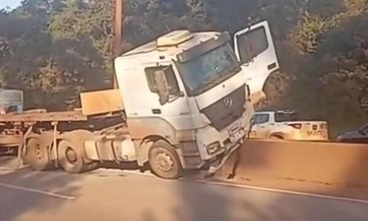 Caminhão subiu na mureta metálica de proteção da pista -  (crédito: Redes Sociais)