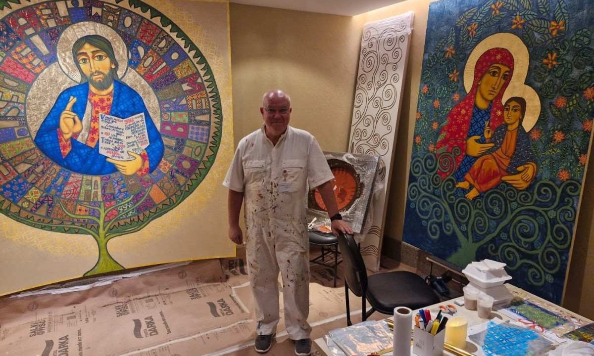 Pintura da nova capela do Hospital São Marcelino Champagnat, em Curitiba (PR), foi feita pelo monge beneditino Dom Roberval Monteiro, artista plástico especializado em arte sacra contemporânea -  (crédito: Arquivo Pessoal)