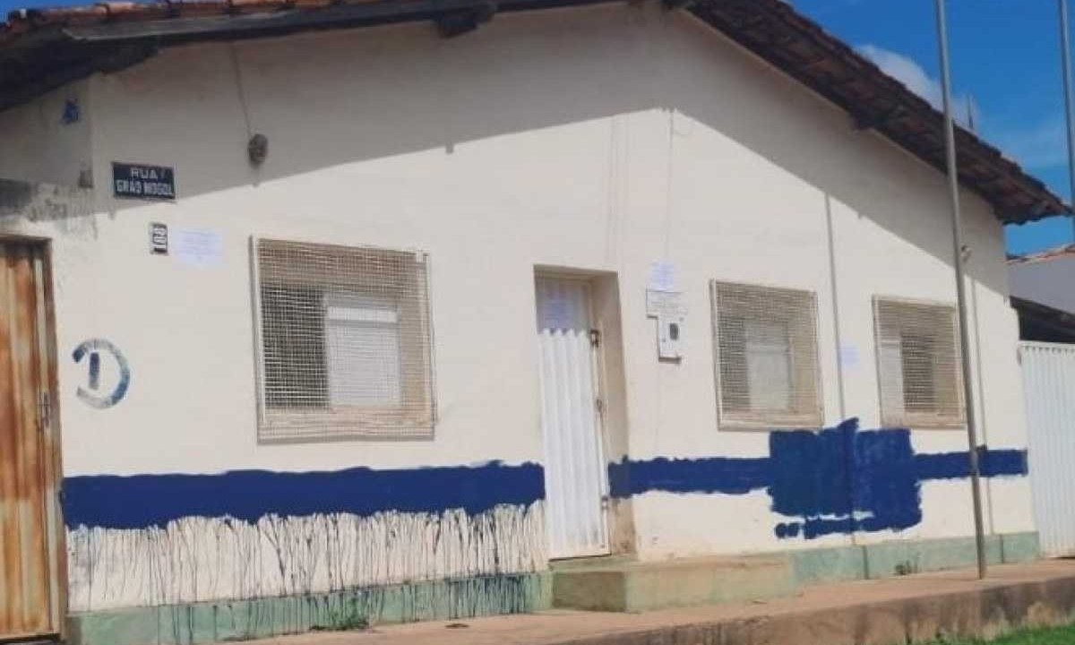 Imóvel fechado onde funcionava quartel da PM em Itacambira -  (crédito: redes sociais/divulgação)