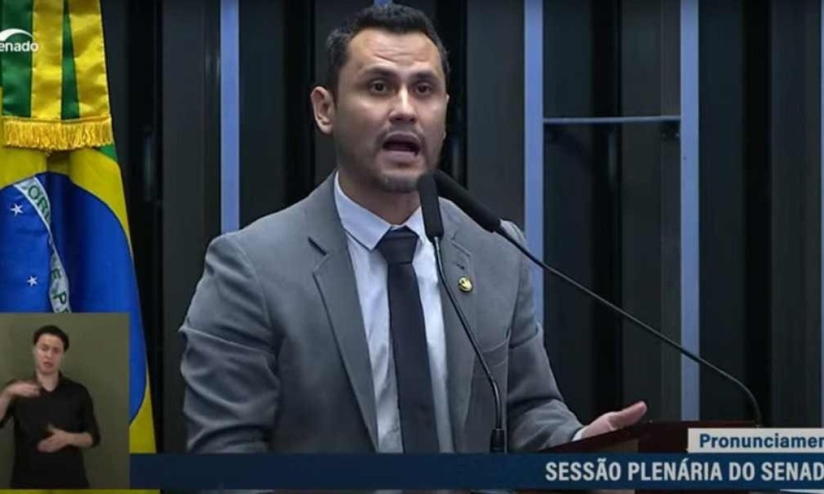 Senador Cleitinho Azevedo (Republicanos-MG) disse que deveriam perguntar a ex-primeira-dama Michelle Bolsonaro (PL) o que achava do ex-presidente Jair Bolsonaro (PL) ter passado duas noites na embaixada da Hungria -  (crédito: Reprodução/TV Senado)