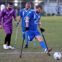 Sobrevivente do ataque do Hamas vira estrela do time de futebol para amputados - JACK GUEZ  AFP