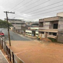 Chuva em Minas: bombeiros retiram família de casa alagada durante temporal - CBMMG/Divulgação 