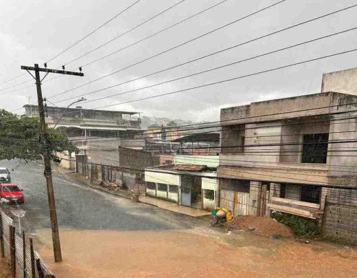 Chuva em Minas: bombeiros retiram família de casa alagada durante temporal
