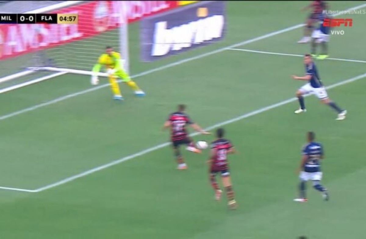 Veja o gol incrível que Viña perdeu no duelo Millonarios x Flamengo