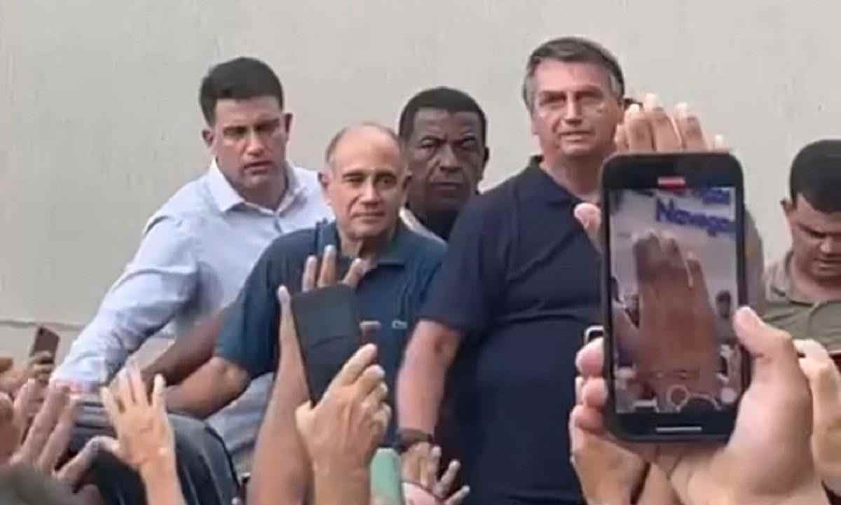 Bolsonaro chega a Uberaba e sai em carro aberto para agenda na cidade