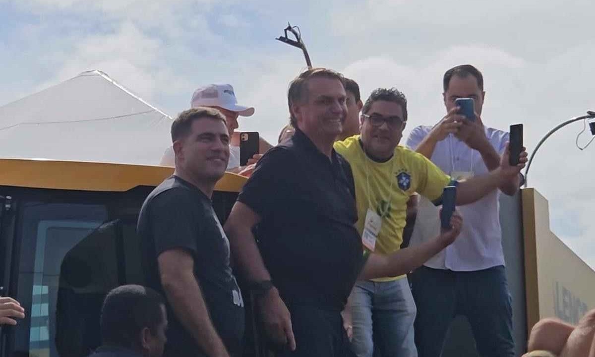 Bolsonaro sobe em máquina para acenar a apoiadores -  (crédito: Vinícius Lemos/arquivo pessoal)