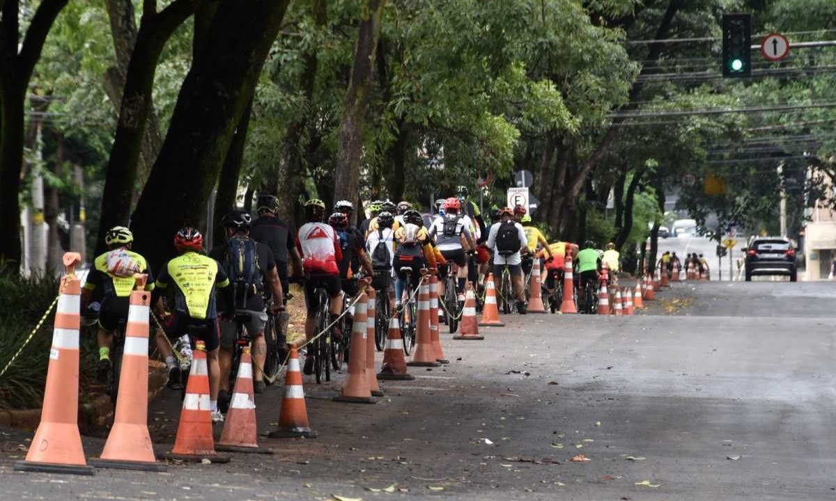 Grupos de ciclistas em ato de apoio a ciclovia da Avenida Afonso Pena e pedindo que pelo menos mais 300 quilômetros sejam implantados -  (crédito: Ramon Lisboa / EM / D.A Press)