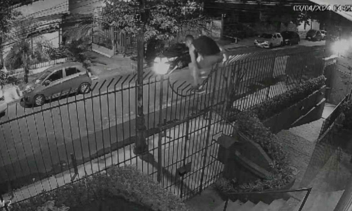 Criminoso tenta se esconder em prédio do Bairro Vila Isabel (RJ) -  (crédito: Reprodução/Câmera de segurança)