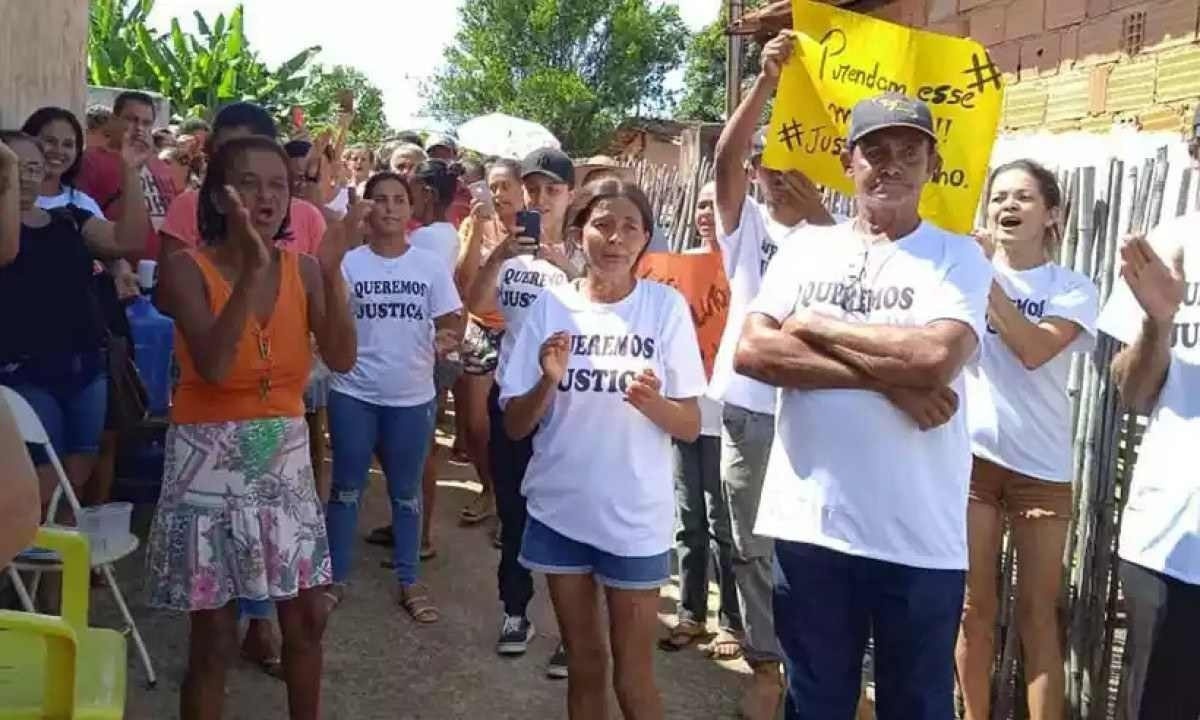 Parentes e amigos protestaram pedindo por justiça em 14 de fevereiro de 2023, em Dores do Indaiá -  (crédito: Jornal Visão)