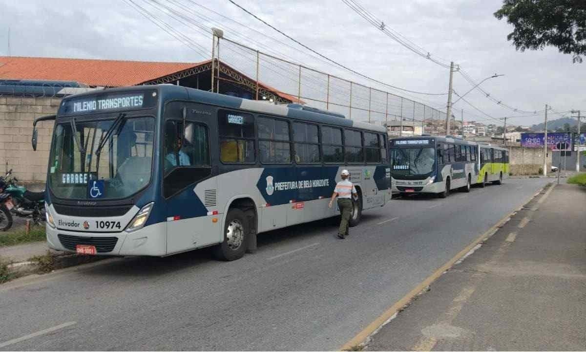 PBH realiza operação de fiscalização em garagem de ônibus na manhã desta quarta-feira (3/4), em Ribeirão das Neves -  (crédito: Edésio Ferreira/EM/DA Press)