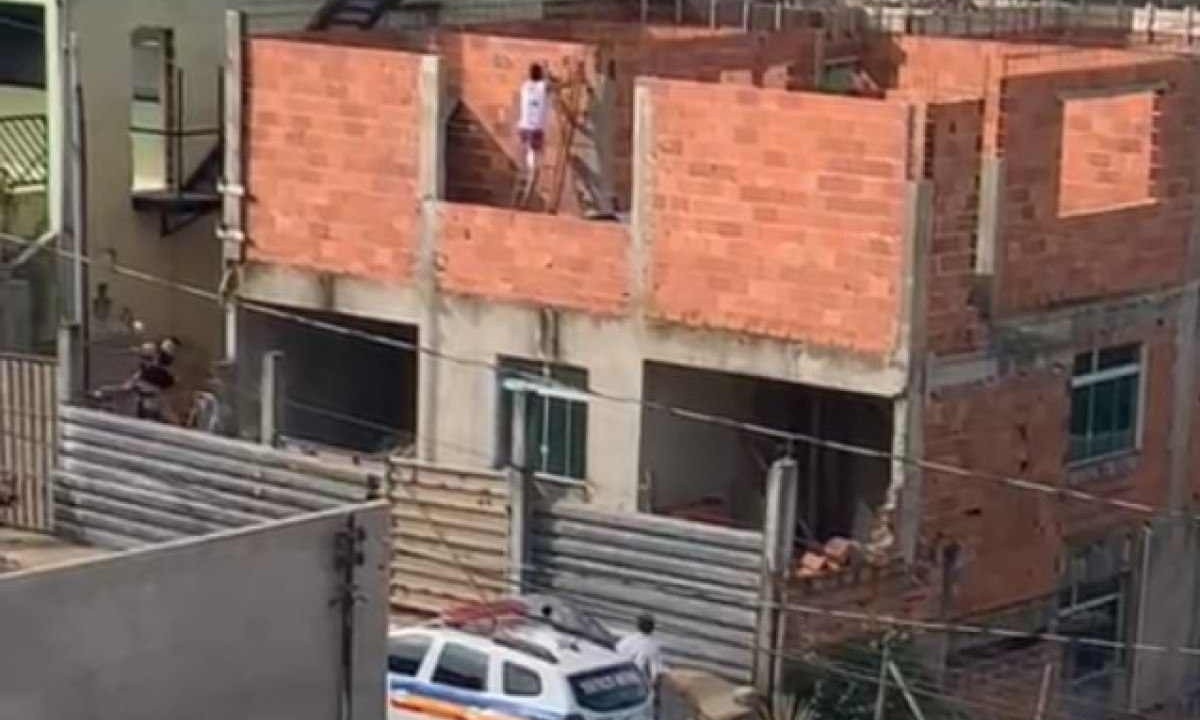 Perseguição da PM a foragido terminou dentro de casa em construção no Bairro Satélite, em João Monlevade  -  (crédito: Reprodução/Redes Sociais)