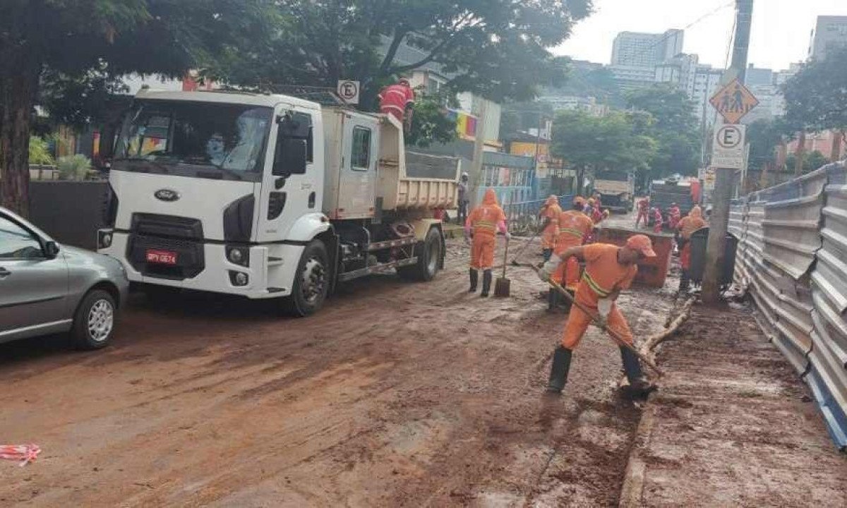 Rua Pedro Laborne Tavares, no Buritis, foi novamente castigada pela chuva -  (crédito: Jair Amaral/EM/D.A Press)