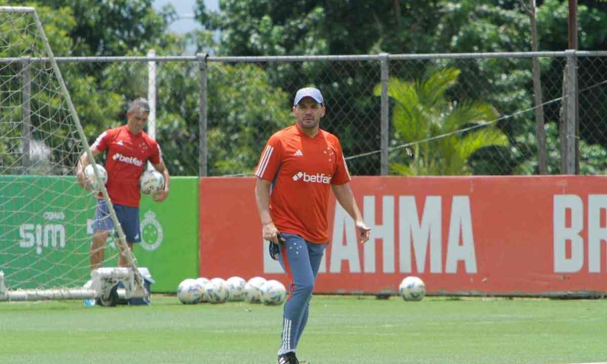 O técnico Nicolás Larcamón tem desafios importantes com o Cruzeiro nesta temporada -  (crédito: Edesio Ferreira/EM/D.A. Press)