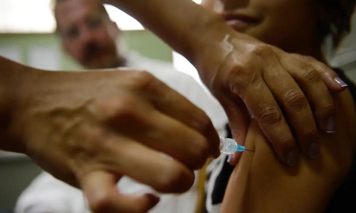 HPV: quem tem uma dose está plenamente vacinado, diz ministério - EBC - Saúde