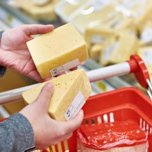 Por que preço do leite desabou, mas queijo e manteiga continuam caros? - Getty Images