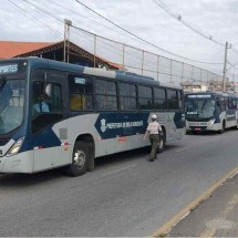 Agentes da PBH fiscalizam garagem de ônibus - Edésio Ferreira/EM/DA Press