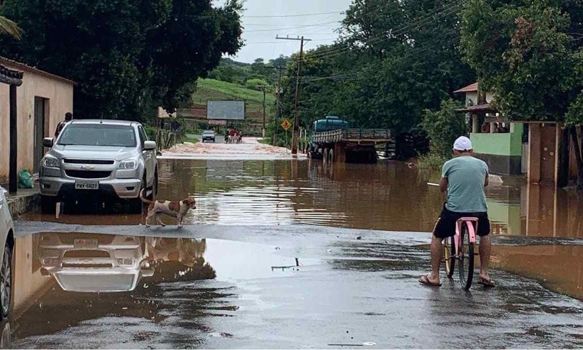Chuvas provocaram inundação em ruas em Juramento, no Norte de Minas -  (crédito: Prefeitura de Juramento/Divulgação)