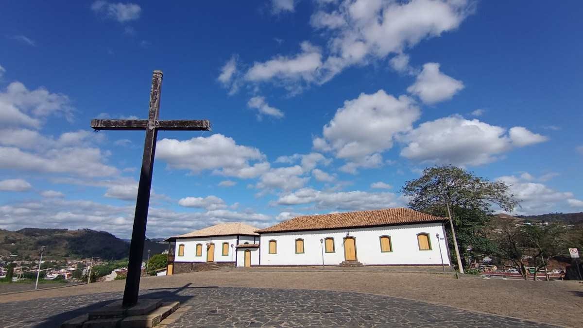 Tombado pelo Iphan, conjunto arquitetônico no adro da Igreja Matriz de São José da Lagoa, abriga casarões coloniais
