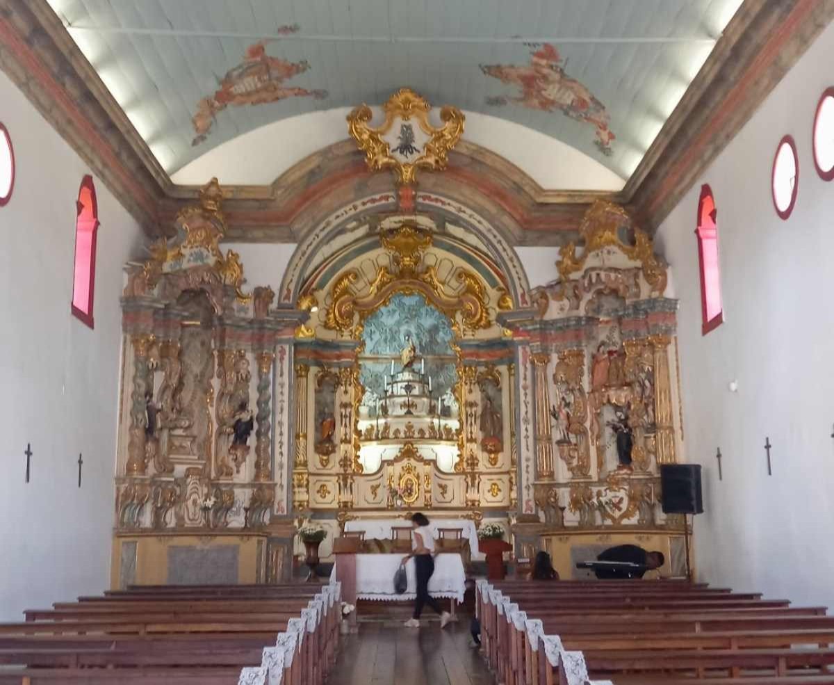 Altar-mor, criado por Francisco Vieira Servas, escultor e entalhador da época de Aleijadinho, é uma das principais atrações da igreja Matriz de São José da Lagoa
