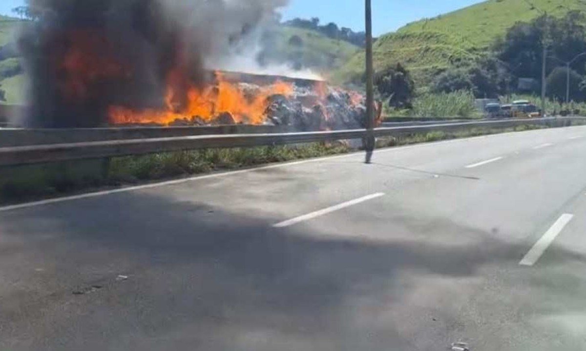 Caminhão pega fogo na Fernão Dias -  (crédito: Redes Sociais/Reprodução)