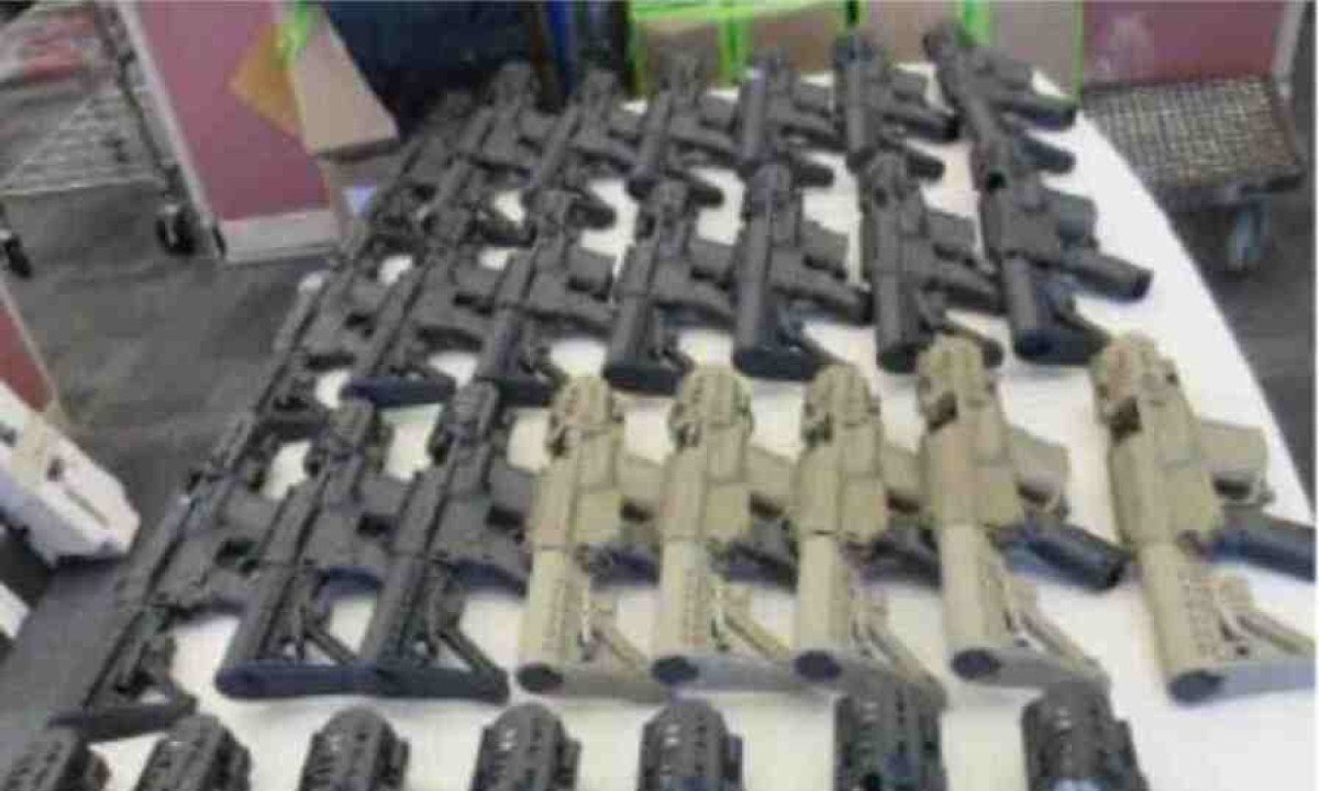 Armas apreendidas em Miami, nos Estados Unidos, em ação contra o tráfico internacional de armas -  (crédito: Divulgação)