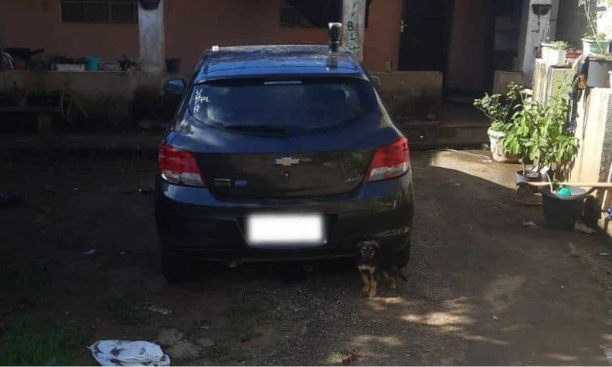 O veículo pode ter tido pane elétrica no motor, dando início às chamas -  (crédito: Corpo de Bombeiros/Divulgação)