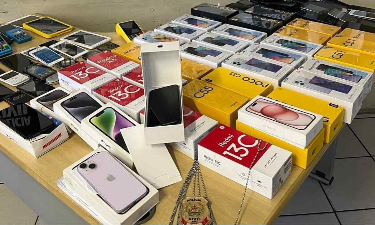 122 celulares foram apreendido em operação da polícia Civil em shopping popular de Belo Horizonte; 37 aparelhos eram novos e ainda estavam nas caixas -  (crédito: Polícia Civil de Minas Gerais/Divulgação)