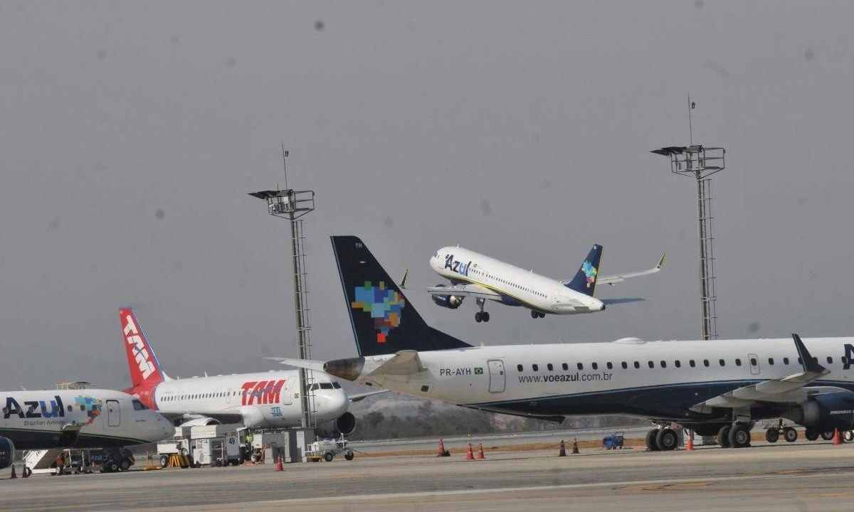  Programa vai disponibilizar cerca de 5 milhões de passagens aéreas a R$ 200 para um grupo específico de viajantes -  (crédito:  Jair Amaral/EM)