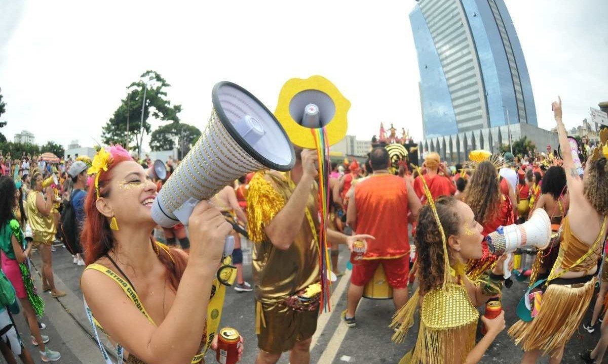 Bloco Então Brilha sempre abre o carnaval oficial de BH com milhares de pessoas da capital e de outras cidades dentro ou fora de Minas Gerais -  (crédito:  Leandro Couri /EM)