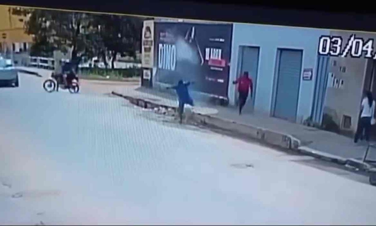 Momento em que os rapazes sofrem tentativa de homicídio em Teófilo Otoni  -  (crédito: Reprodução/Circuito Interno )