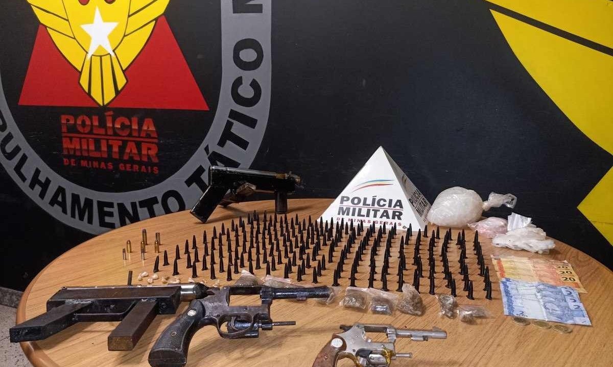 Polícia Militar prendeu dois homens e apreendeu quatro armas de fogo e grande quantidade de drogas -  (crédito: PMMG/Divulgação)