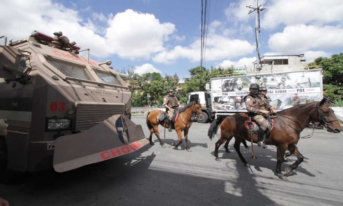 Caveirão, caminhão observatório e cavalaria empenhados na operação no Jardim Felicidade, que será 24 horas por dia -  (crédito: Edésio Ferreira/EM/D. A. Press)