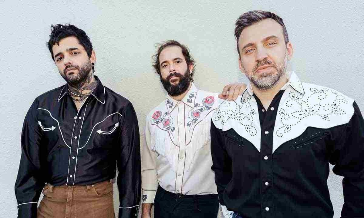 Lucas Silveira, Thiago Guerra e Gustavo Mantovani lançam álbum que traz a "trajetória linear e ascendente" da Fresno, como diz silveira -  (crédito: Camila Cornelsen/divulgação)