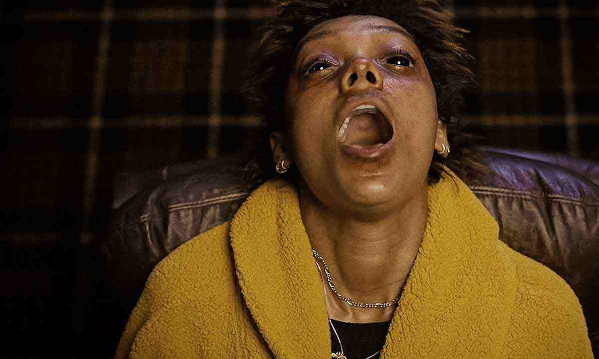 Mia (Sophie Wilde) é possuída em "Fale comigo" (2022), filme que retrata o exorcismo na era digital e faz parte do projeto Estudos de Cinema
 -  (crédito: DIVULGAÇÃO)