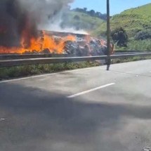 Caminhão tomba, pega fogo e interdita Fernão Dias nesta manhã de quinta - Redes Sociais/Reprodução
