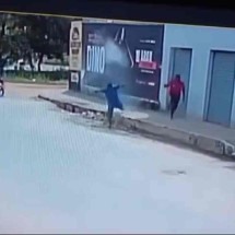 Vídeo: motoqueiros tentam matar dois homens, que escapam ilesos - Reprodução/Circuito Interno 