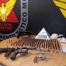 Dupla com mais de dez passagens por tráfico é presa com armas e drogas - PMMG/Divulgação