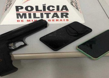 Simulacro usado em assalto e os dois celulares roubados -  (crédito: PMMG)