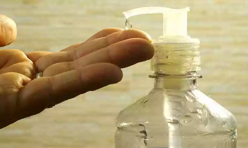 Entenda por que a Anvisa proibiu a venda de álcool líquido 70%