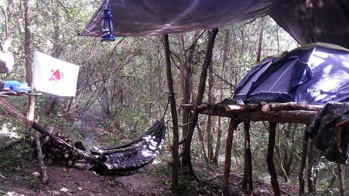 No Centro-Oeste de Minas Gerais os Mateiros do Cerrado participam do evento acampados em redes, barracas e plataformas suspensas em volta de fogueiras