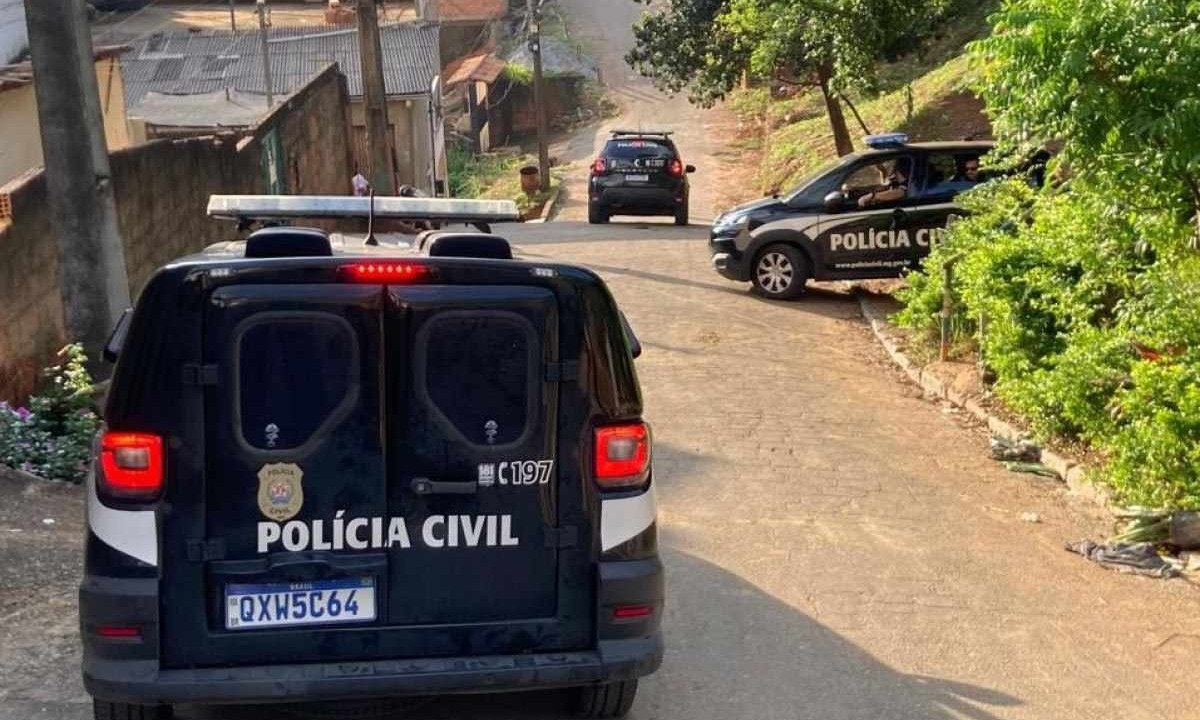 Três viaturas em loteamento de Ipatinga durante a operação -  (crédito: PCMG/Divulgação)