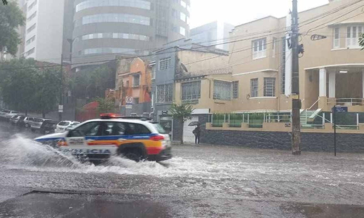 Avenida Bias Fortes, no Centro de BH, ficou alagada durante tempestade que atingiu capital na tarde desta sexta-feira (5/4) -  (crédito: Alexandre Perez/EM/D.A Pres)