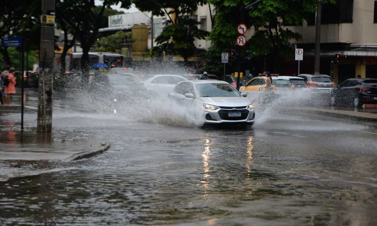 Avenida Bias Fortes, no Centro de BH, ficou alagada durante temporal que atingiu a cidade nesta sexta-feira (5/4) -  (crédito: Túlio Santos / EM / D.A Press)