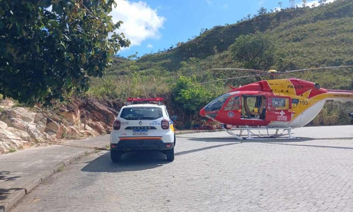Helicóptero dos bombeiros e Polícia Militar estão na Serra do Curral em busca de homem desaparecido -  (crédito: CBMMG)