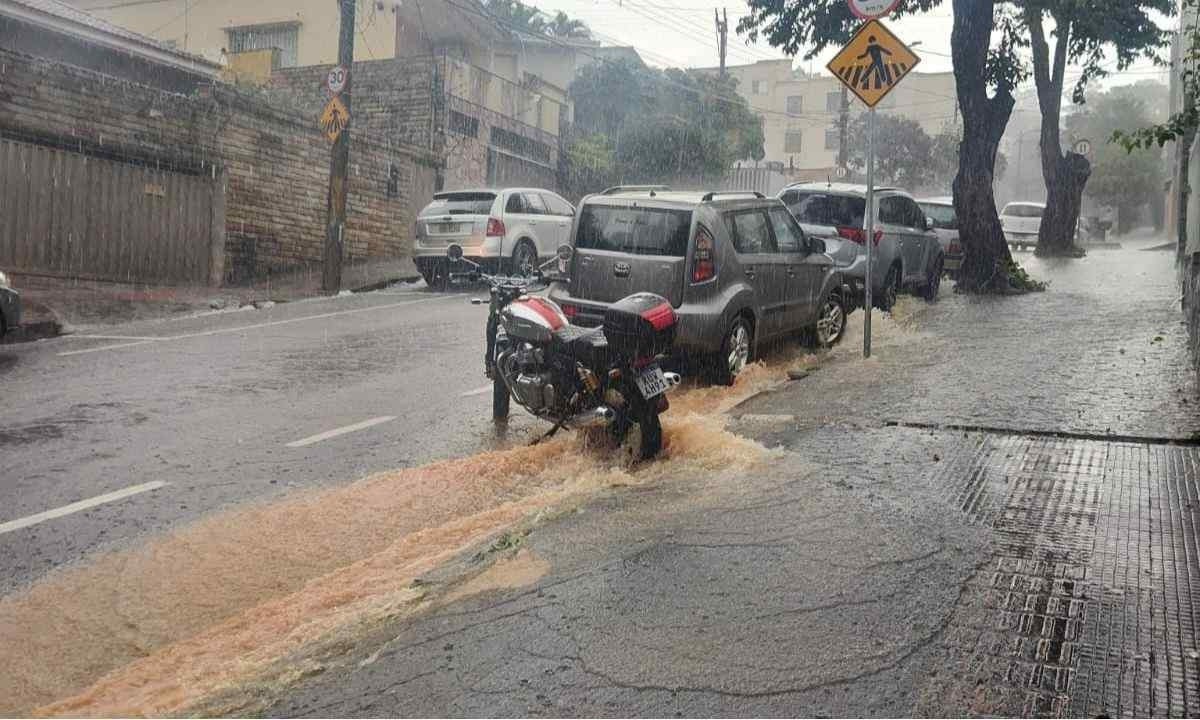 Chuva forte atinge a Região Centro-Sul de Belo Horizonte nesta terça-feira (5/4)